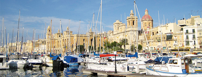 LISA-Sprachreisen-Englisch-Malta-Sliema-Hafenn-Meer-Boote-Luzzu-Kirchen-Tuerme