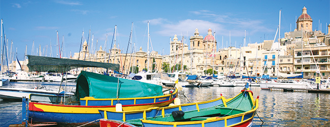 LISA-Sprachreisen-Malta-Englisch-Sliema-Luzzu-Boote-Hafen-Aussicht-Altstadt-Valletta-Meer.jpg